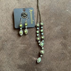 Acessorize green matchingset drop earrings and necklace UK brand, made in India